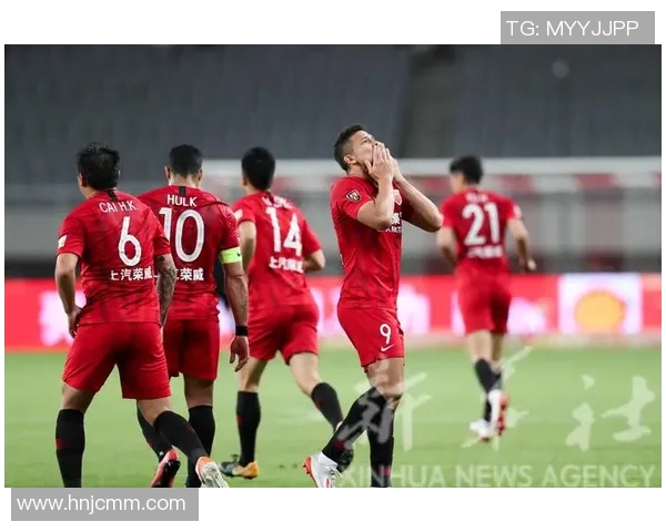 上海上港与山东队激战正酣争夺中超联赛重要积分的关键之战