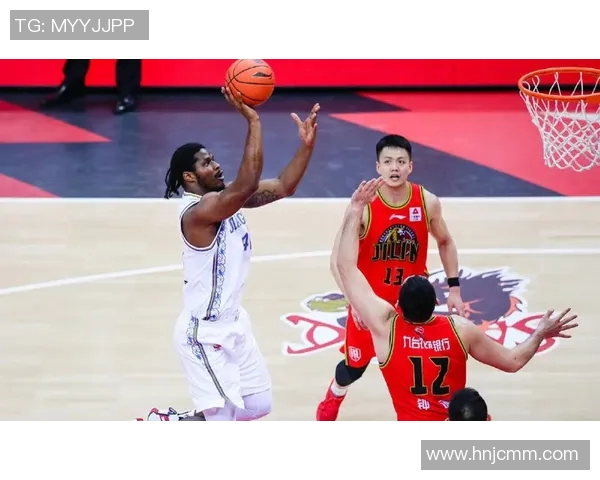 恒大与绿地申花激战正酣比分悬念不断引发球迷热议
